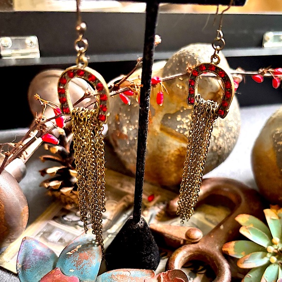 VTG Equestrian Western Antique Gold Dangel Chain Red Crystal Horseshoe Earrings - Picture 3 of 9